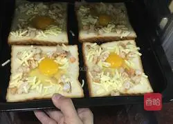 Illustration of how to make shrimp, cheese and baked egg toast 8