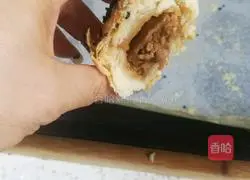 Illustration of how to make fresh meat mooncakes 14