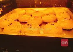 Illustration of how to make fresh meat mooncakes 21