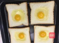 Illustration of how to make shrimp cheese baked egg toast 3