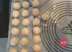 Illustration of how to make fresh meat mooncakes 8
