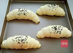 Illustration of how to make croissants 16