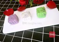 Illustration of how to make colorful snowskin mooncakes 12 