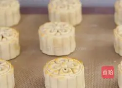 Illustration of how to make egg yolk and lotus paste mooncakes 15