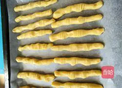 Illustration of how to make finger biscuits 8