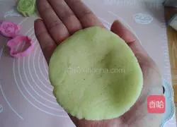 Illustration of how to make cartoon kiwi snow-skin mooncakes 7
