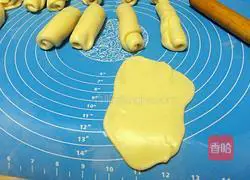 Illustration of how to make puff pastry mooncakes (egg yolk and bean paste filling) 6