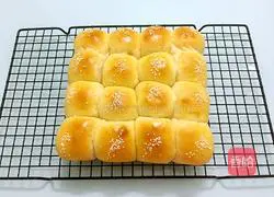 Light Illustration of making butter bread 14