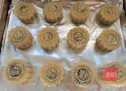 Illustration of how to make bean paste and egg yolk mooncakes 16