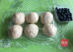 Illustration of how to make meat floss and blueberry bread 12