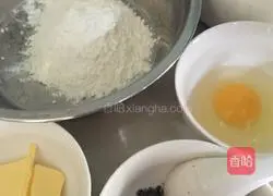 Illustration of how to make black sesame walnut biscuits 1