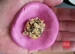 Illustration of how to make dragon fruit snow-skin mooncakes 7