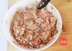 Illustration of how to make fresh meat mooncakes 4