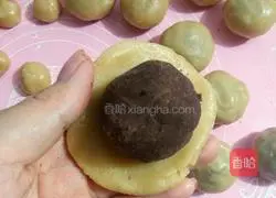 Illustration of how to make Cantonese mooncakes with red bean paste filling 5