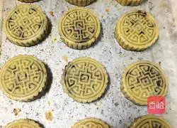 Illustration of how to make bean paste and egg yolk mooncakes 5