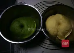 Illustration of how to make honey bean and coconut matcha toast 6