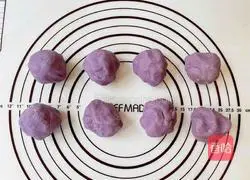 Illustration of how to make taro cheese mooncakes 10