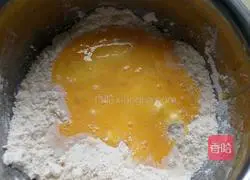 Illustration of making black sesame salty biscuits 2