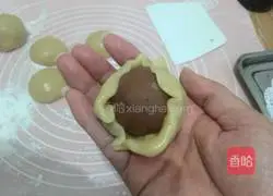 Illustration of how to make egg yolk Cantonese mooncakes 9