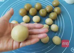 Cantonese-style lotus paste Illustration of how to make moon cakes 11