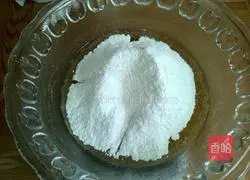 Illustration of how to make egg yolk Cantonese mooncakes 3