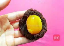 Illustration of how to make Cantonese bean paste and egg yolk mooncakes 9