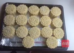 Illustration of how to make five-nut mooncakes 3