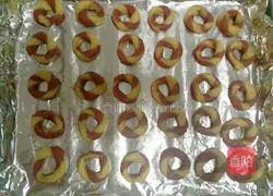 Illustration of how to make two-color circle cookies 9