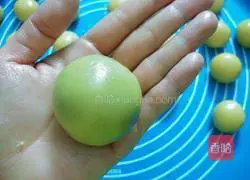 Illustration of how to make red bean filling mooncakes 7