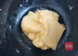 Illustration of how to make yogurt yellow mooncakes 6