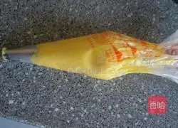 Egg yolk Illustration of how to make crispy cookies 7