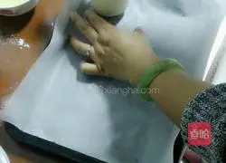 Illustration of how to make lotus paste and egg yolk mooncakes 4