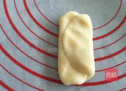 Illustration of how to make crispy five-nut mooncakes 9