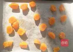 Illustration of how to make egg yolk and bean paste mooncakes 6