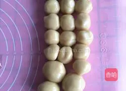 Illustration of how to make mooncakes with five kernel fillings 9