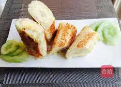 Illustration of how to make banana toast rolls 9