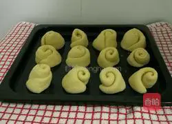 Illustration of how to make rose buns 12
