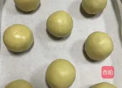 Illustration of how to make Cantonese-style mooncakes with bean paste 4