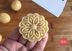 Illustration of how to make chestnut stuffed mooncakes 8