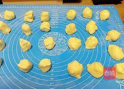 Illustration of how to make puff pastry mooncakes (egg yolk and bean paste filling) 3