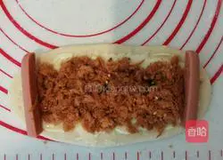 Illustration of how to make meat floss and ham bread 9