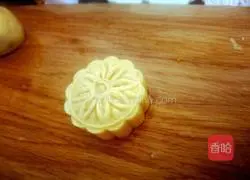 Lotus Paste and Egg Yolk Mooncake Illustration of how to do it 3
