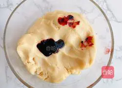 Illustration of how to make small red flower mini mooncakes 5