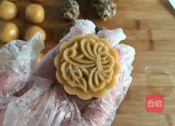 Illustration of how to make mooncakes with five kernel fillings 8