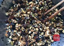 Illustration of how to make crispy five-nut mooncakes 5