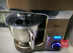 Illustration of how to make honey bean and coconut matcha toast 3