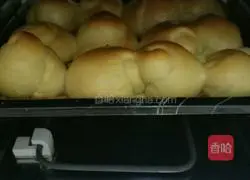 Illustration of how to make rose buns 19