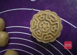 Illustration of how to make five-nut mooncakes 12
