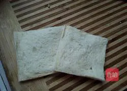 Illustration of how to make toasted meat floss and ham rolls 1