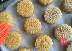Illustration of how to make lotus paste and egg yolk mooncakes 11